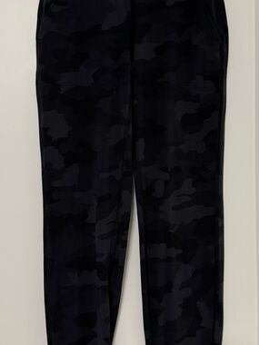 Lululemon Align Joggers in Black and Gray Camo, Size 2 with 30” Inseam